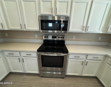 1470 W Armstrong Way - Photo Thumbnail 5
