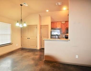 663 W Tarleton Street - Photo Thumbnail 5