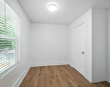 903 W Baker Street - Photo Thumbnail 5
