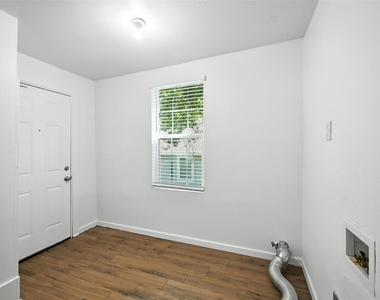 903 W Baker Street - Photo Thumbnail 7