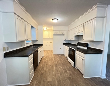 403 W Oak Street - Photo Thumbnail 4