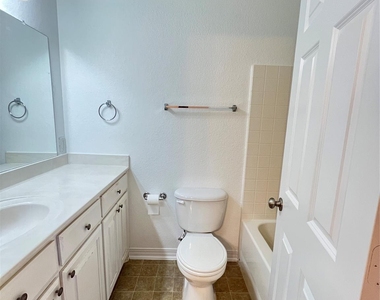 403 W Oak Street - Photo Thumbnail 8
