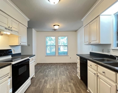 403 W Oak Street - Photo Thumbnail 5