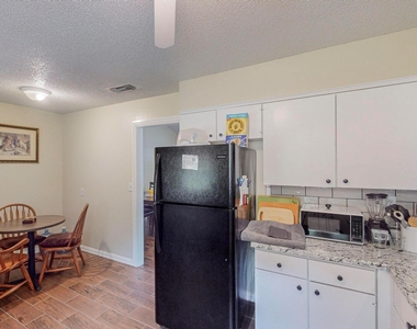 204 Pine Street - Photo Thumbnail 11