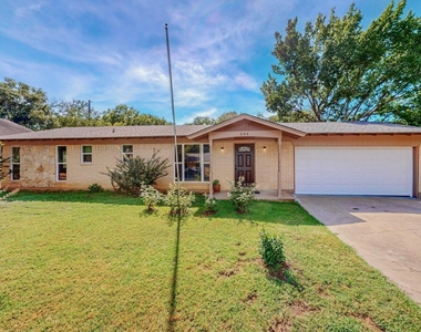 204 Pine Street - Photo Thumbnail 4