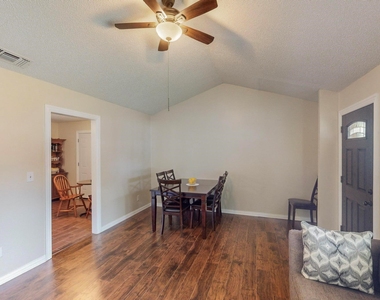 204 Pine Street - Photo Thumbnail 8