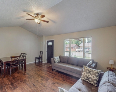 204 Pine Street - Photo Thumbnail 7