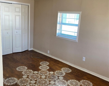 1910 N Travis Street - Photo Thumbnail 14