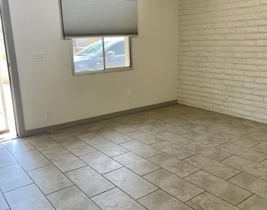 1238 W Malibu Drive - Photo Thumbnail 4