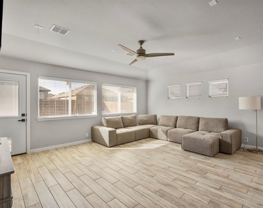 817 Cloverwood Drive - Photo Thumbnail 9