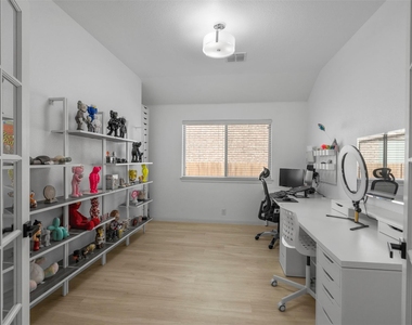 817 Cloverwood Drive - Photo Thumbnail 4