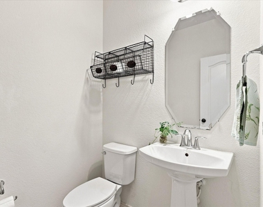 2613 Wayne Avenue - Photo Thumbnail 8