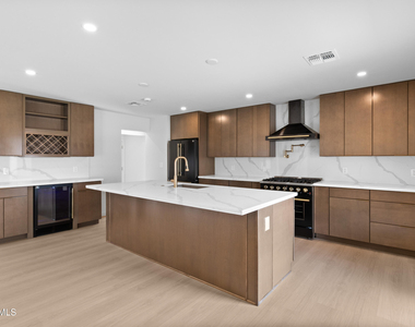 10010 N 29th Street - Photo Thumbnail 2