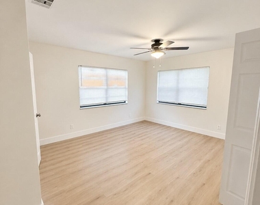 913 N 18th Street - Photo Thumbnail 10