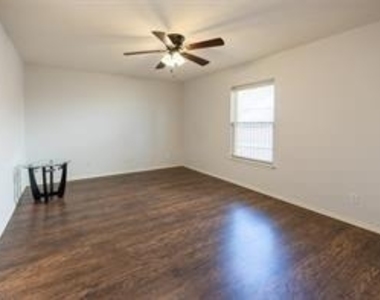 1512 Jabbet Drive - Photo Thumbnail 13