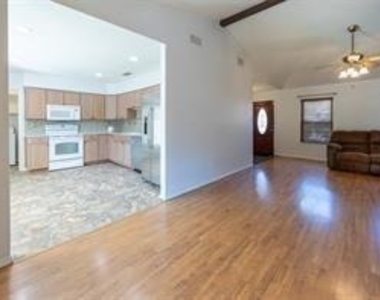 1512 Jabbet Drive - Photo Thumbnail 6