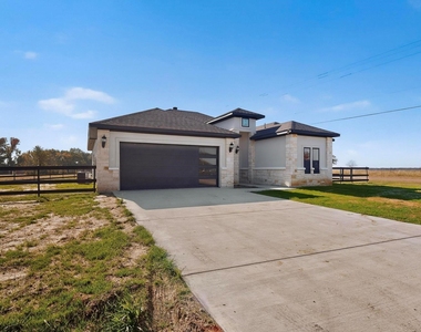 100 Diamond T Ranch Road - Photo Thumbnail 1