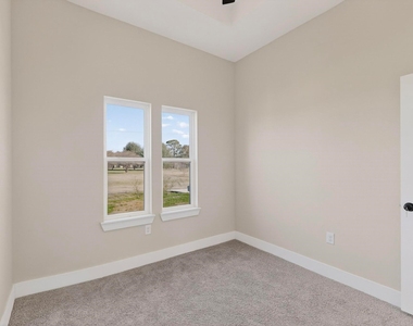 100 Diamond T Ranch Road - Photo Thumbnail 17