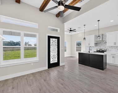 100 Diamond T Ranch Road - Photo Thumbnail 2