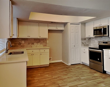 3413 Castle Rock Lane - Photo Thumbnail 4