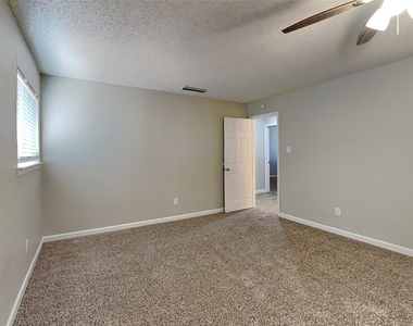 3413 Castle Rock Lane - Photo Thumbnail 6