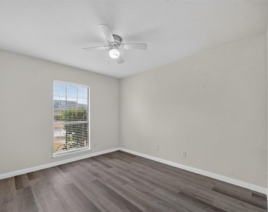 517 Willow Oak Street - Photo Thumbnail 10