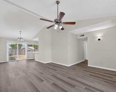 517 Willow Oak Street - Photo Thumbnail 3