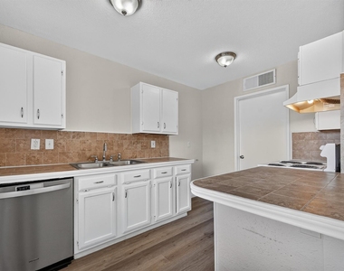 517 Willow Oak Street - Photo Thumbnail 6