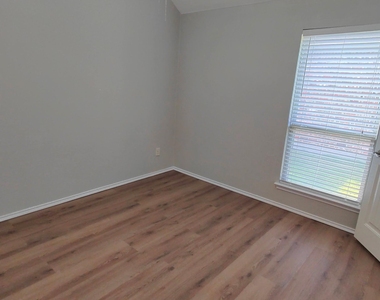 516 Rustic Oak Lane - Photo Thumbnail 28