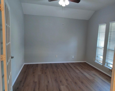 516 Rustic Oak Lane - Photo Thumbnail 3