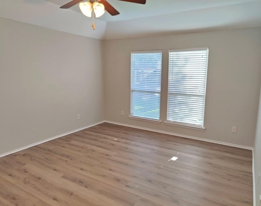 516 Rustic Oak Lane - Photo Thumbnail 16