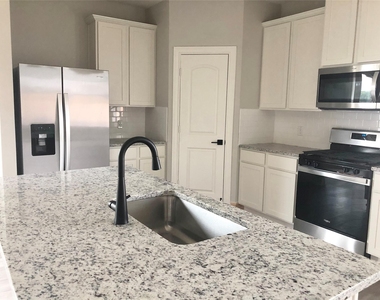 617 Harbor Oaks Drive - Photo Thumbnail 5