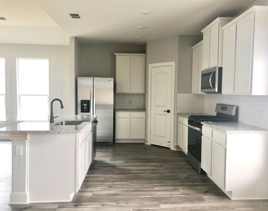 617 Harbor Oaks Drive - Photo Thumbnail 4