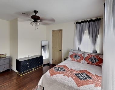 4705 Selkirk Drive - Photo Thumbnail 9