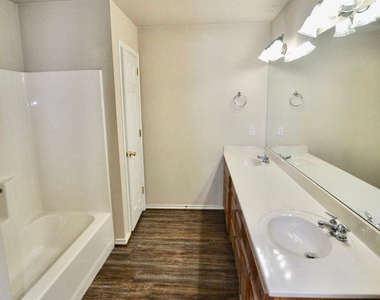1838 Laura Street - Photo Thumbnail 5