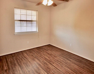 1838 Laura Street - Photo Thumbnail 7