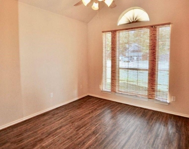 1838 Laura Street - Photo Thumbnail 6