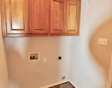 1838 Laura Street - Photo Thumbnail 9