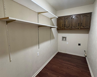 1025 Cloverdale Lane - Photo Thumbnail 20