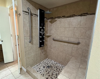 1025 Cloverdale Lane - Photo Thumbnail 19