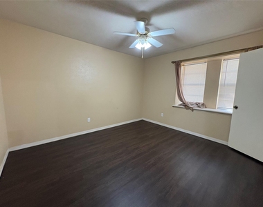 1025 Cloverdale Lane - Photo Thumbnail 10