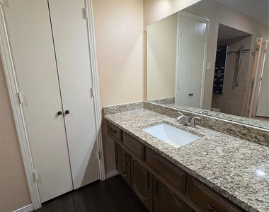 1025 Cloverdale Lane - Photo Thumbnail 18