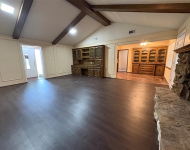 1025 Cloverdale Lane - Photo Thumbnail 3