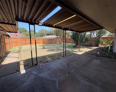 1025 Cloverdale Lane - Photo Thumbnail 21