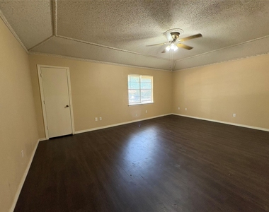 1025 Cloverdale Lane - Photo Thumbnail 16