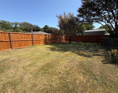 1025 Cloverdale Lane - Photo Thumbnail 22