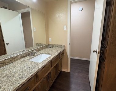 1025 Cloverdale Lane - Photo Thumbnail 13