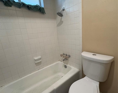 1025 Cloverdale Lane - Photo Thumbnail 12