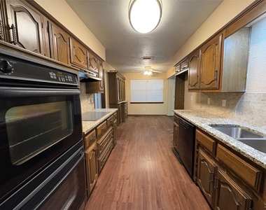 1025 Cloverdale Lane - Photo Thumbnail 7