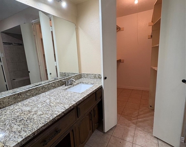 1025 Cloverdale Lane - Photo Thumbnail 17